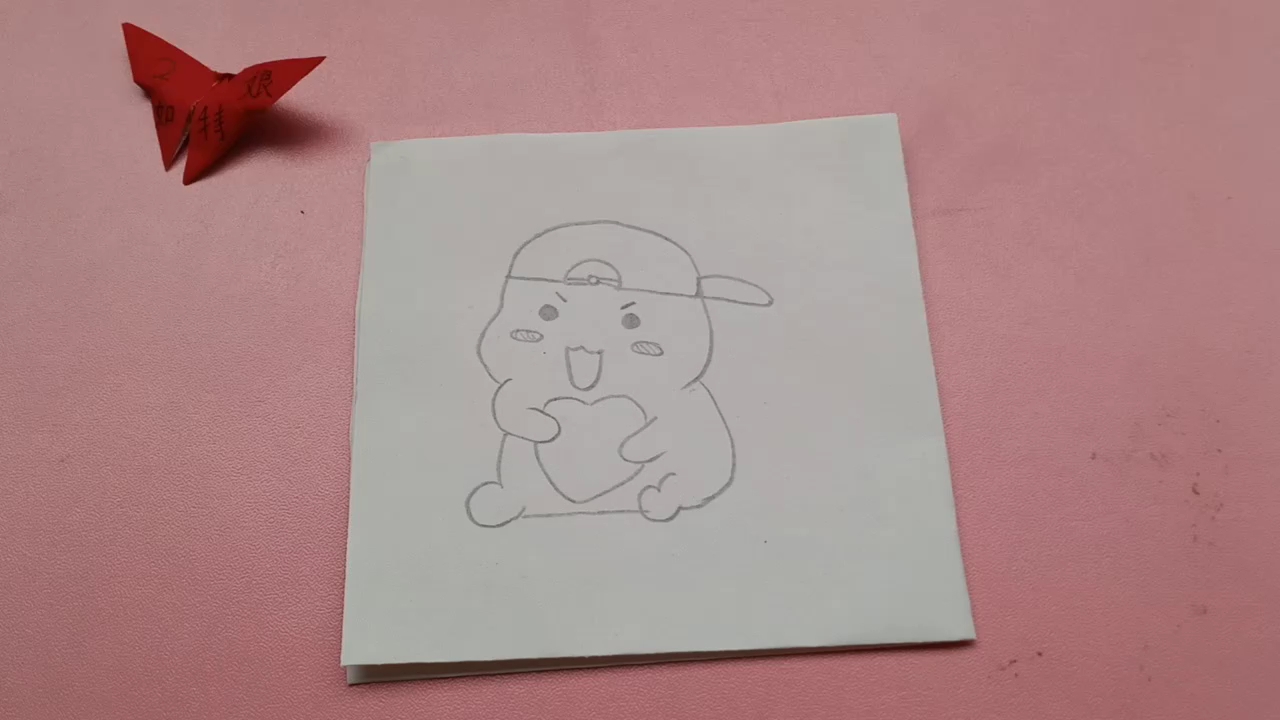 简笔画:抱着爱心抱枕的团子