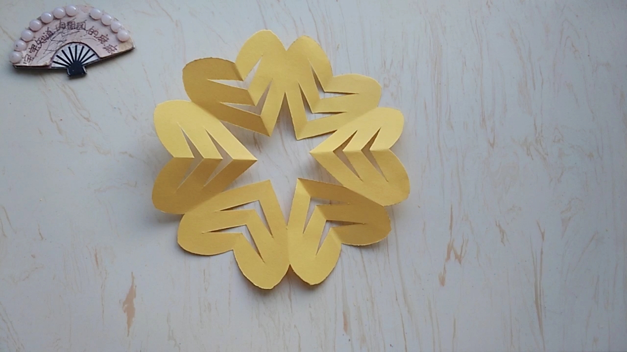 精 [手工剪纸]黄色六折纸爱心剪纸花环教程