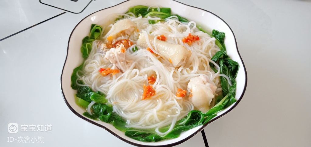早餐打卡鸡肉青菜汤粉