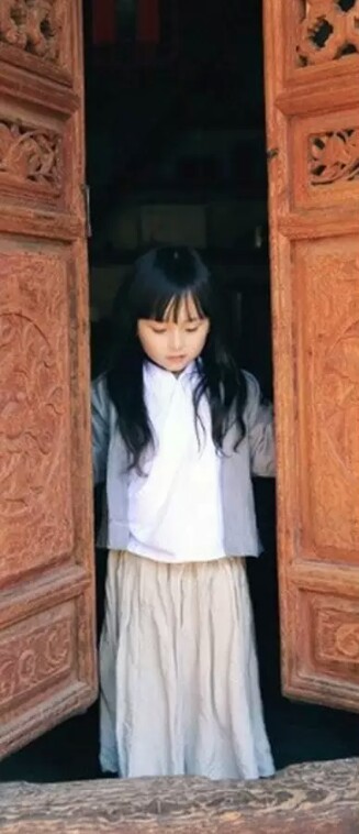 寺庙前的小女孩图片图片