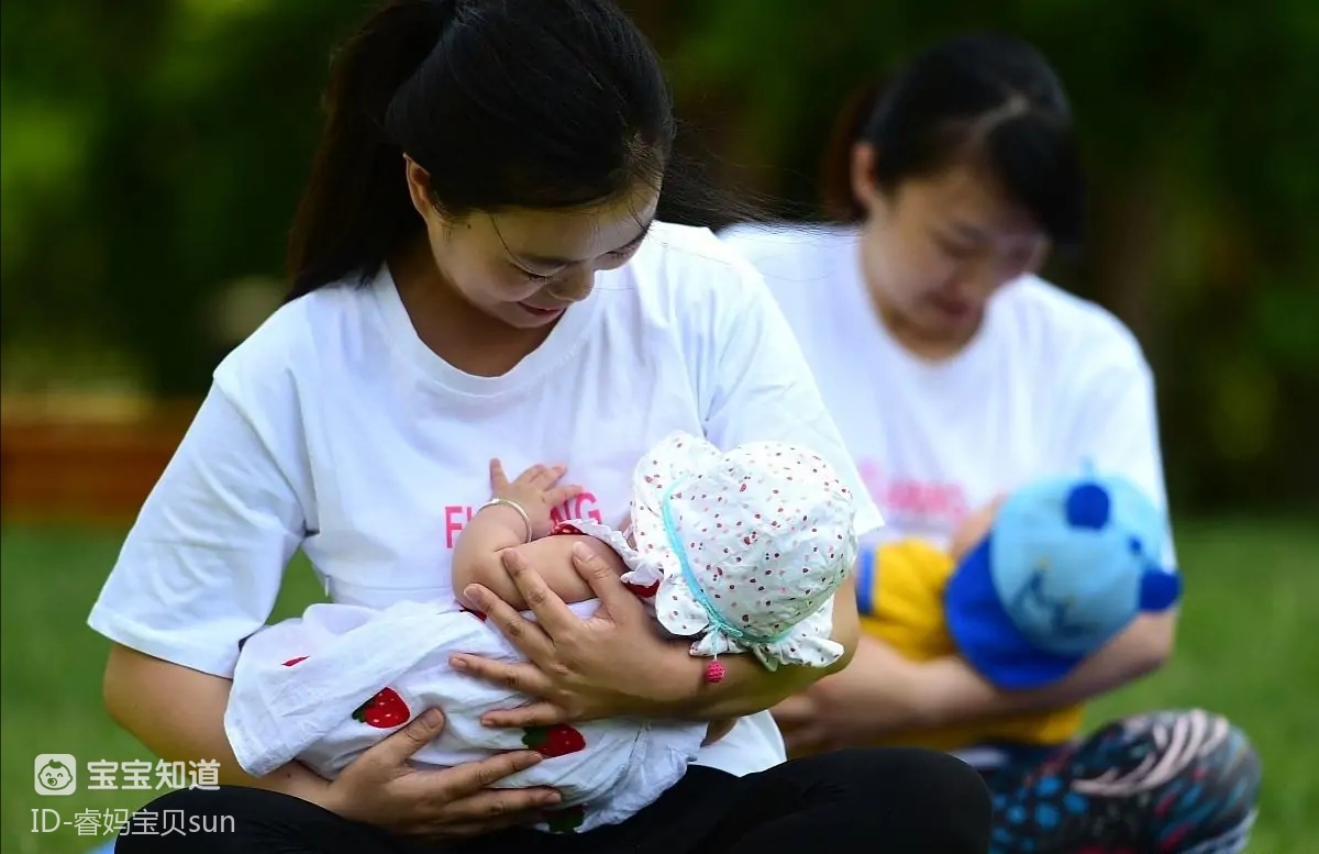 婴儿一出生就给宝宝喂奶粉儿科医生别着急这样喂养才正确