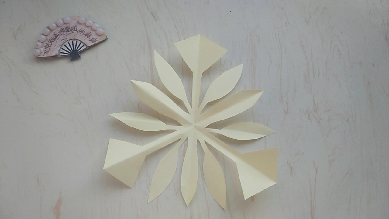 精 [手工剪纸]漂亮的三折纸剪纸教程之花花世界