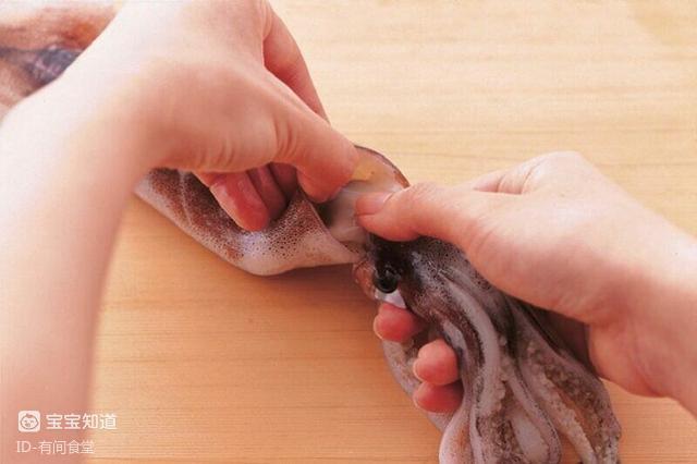 可保存2 3周。如何处理乌贼？1、将手指伸入躯体内，将躯体相连的部位拉开