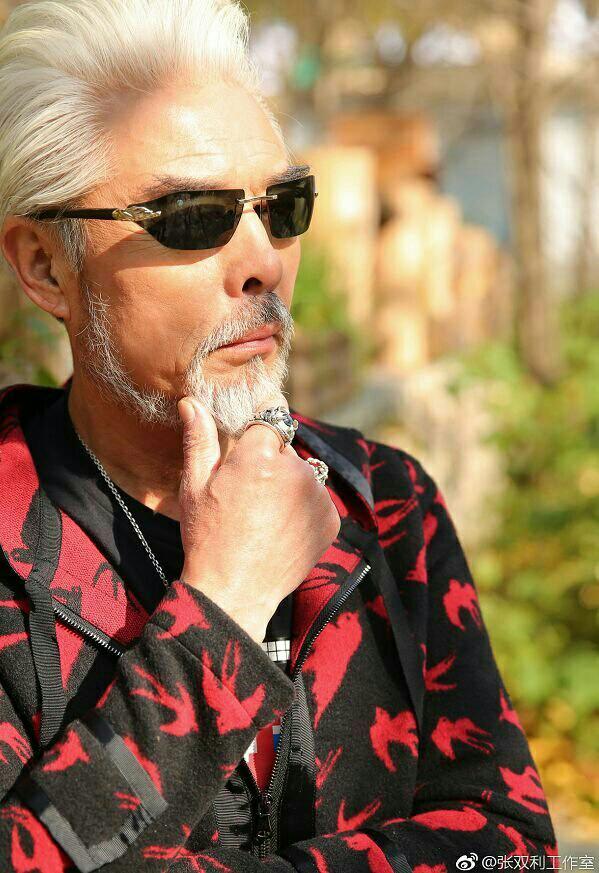 精 被65岁的大叔帅哭了,他演了一辈子配角,却是中国最会穿衣服的男人