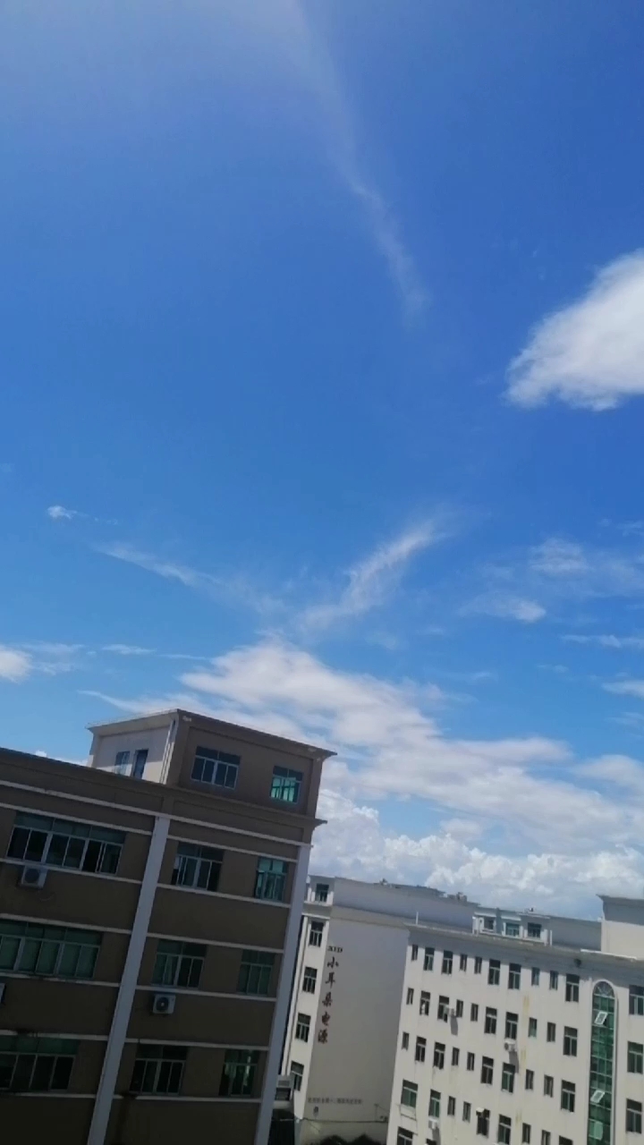 天空终于放晴,难得一见的蓝天白云