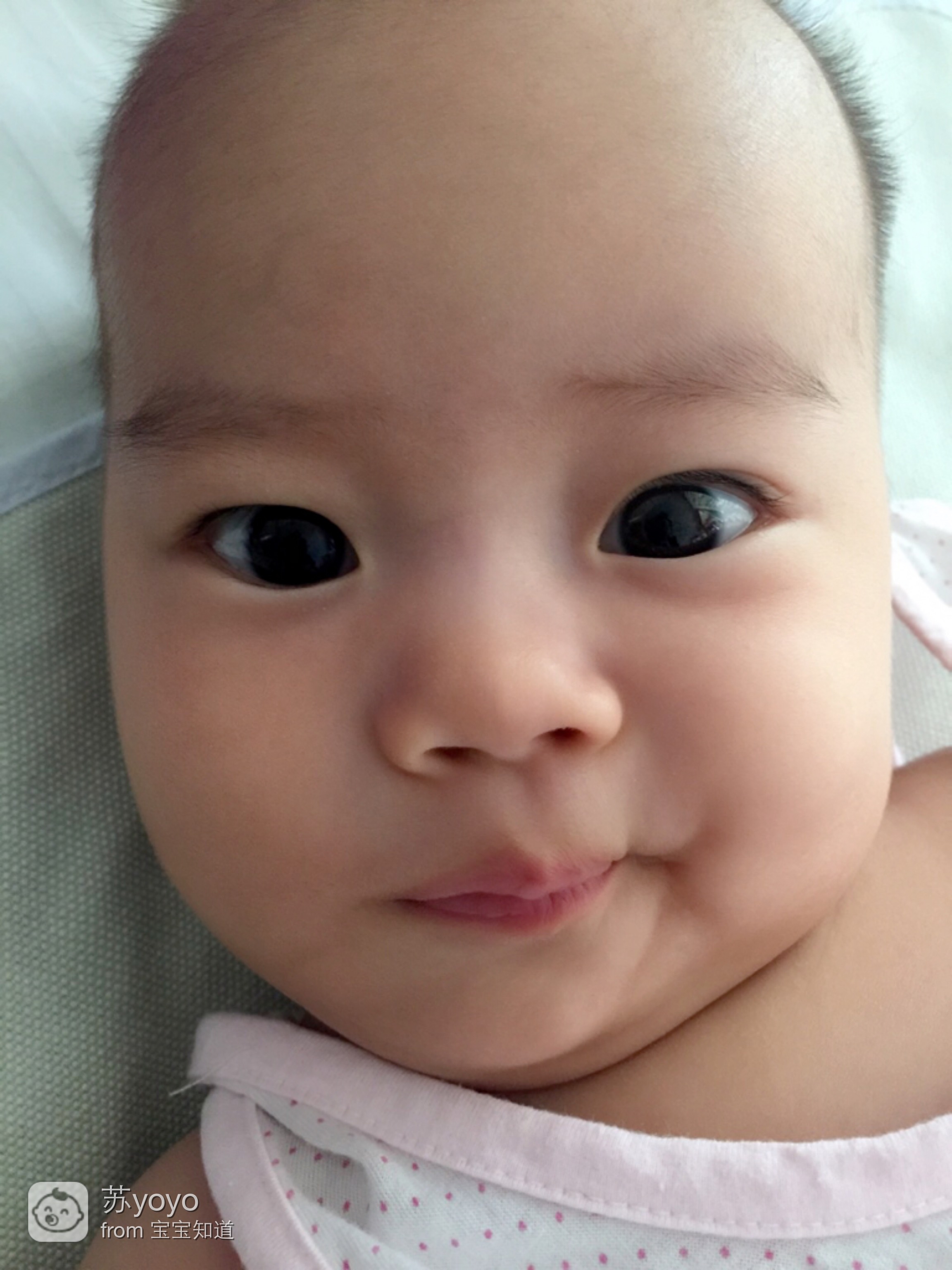 美国一2个月大女婴睡觉时做各种表情 网友：影后级表情管理