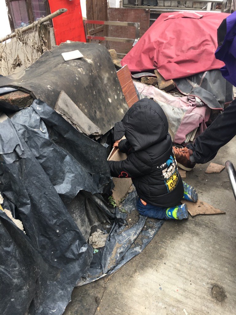 21楼 1月20日这小鬼脏死了[黑线],到处都可以玩,就等会快递到功夫他就