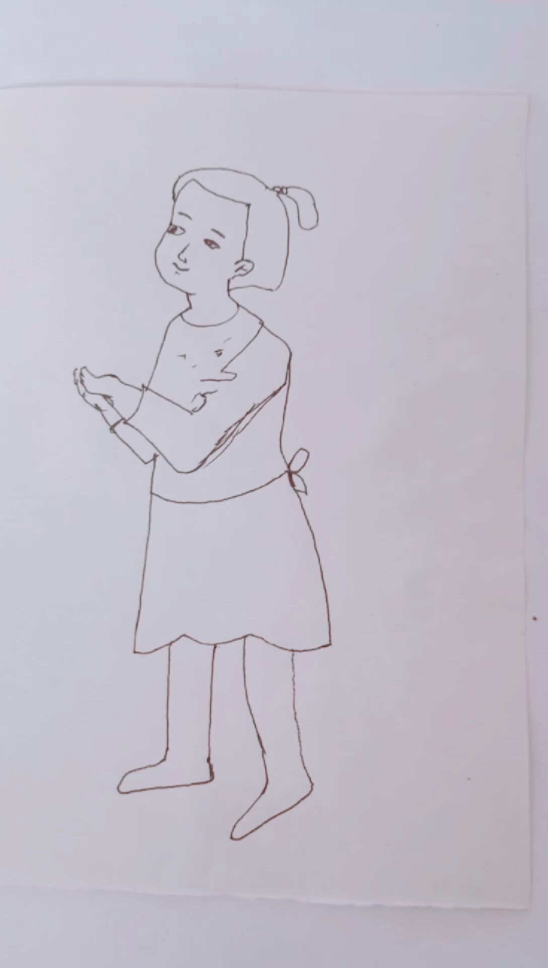 [简笔画]小女孩伸开双手要接什么呢