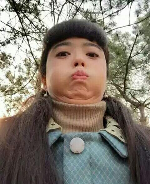 12楼 还会发一些这样的自黑照片,  看这辣眼睛的双下巴,娘娘请自重!