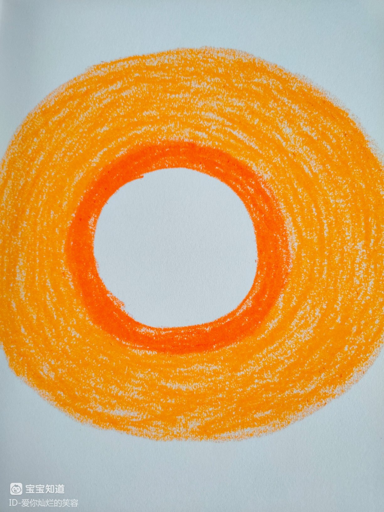 个圆形,接着一圈一圈的涂画2.继续围绕着圆形涂鸦,用橙黄色油画棒叠加