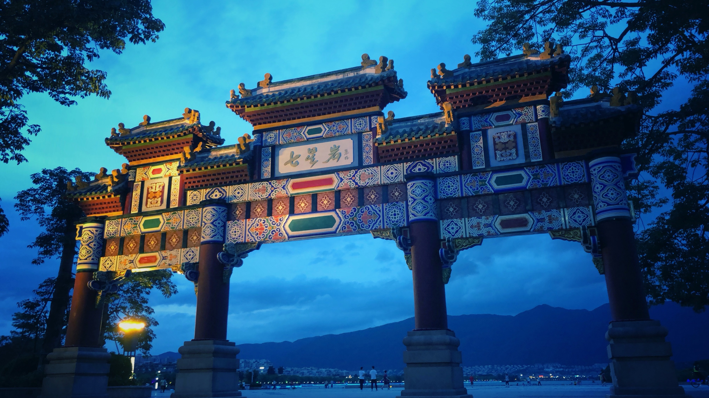 小伙自驾经过肇庆七星岩,感觉牌坊广场少了点灵魂,看看缺什么?