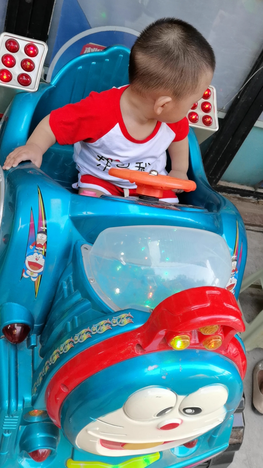 [每日一拍]第一次玩摇摇车