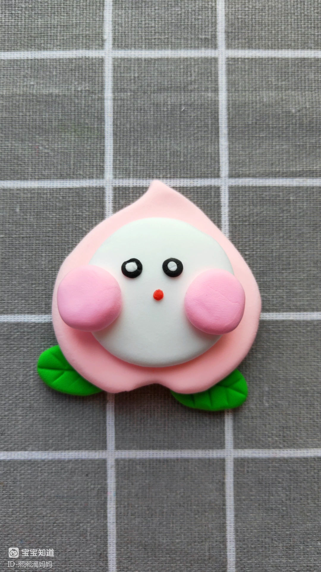 用粘土做一个桃子冰箱贴