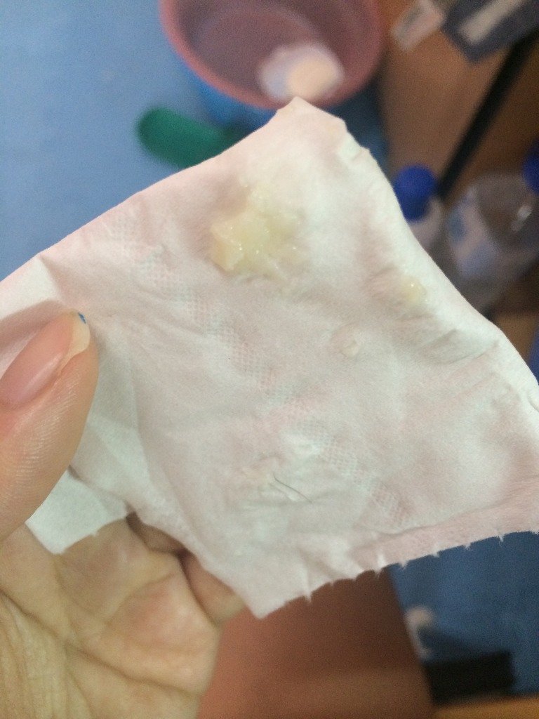 略带腥味或无味,你的情况如果有异味是要重视的,建议你检查白带常规