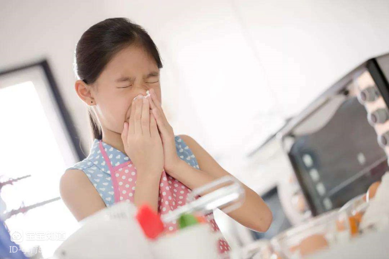 一个亚洲小女孩用手捂住自己的嘴和鼻子。照片摄影图片_ID:300643975-Veer图库