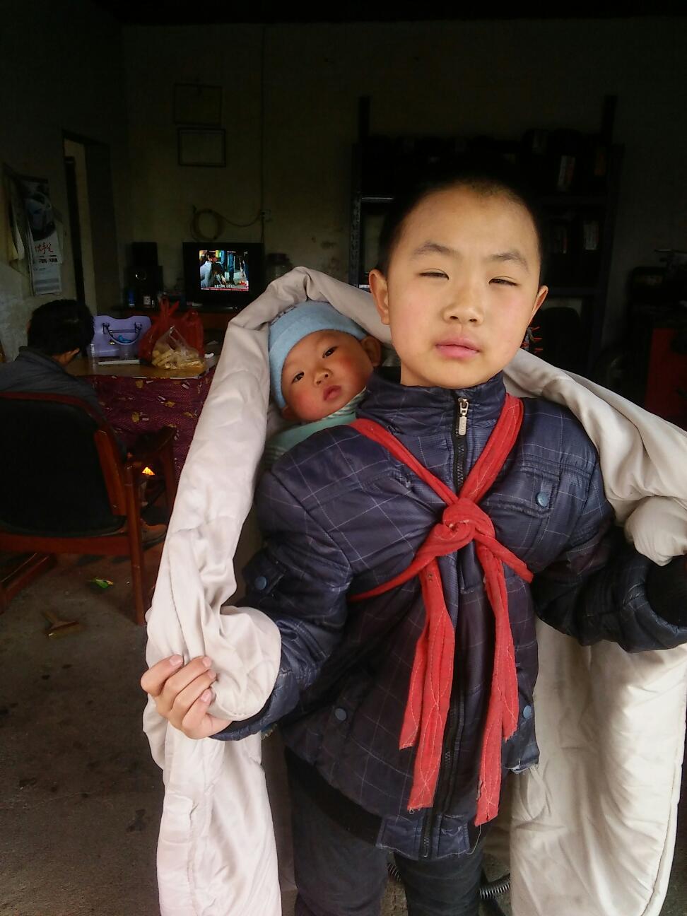 十岁的哥哥带一岁的弟弟