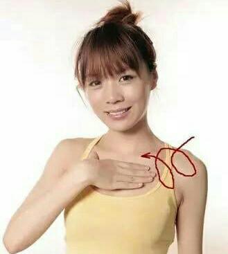 找到胸大肌上方的位置,以画圆方式由外向内做按摩,之后换另一边,左右